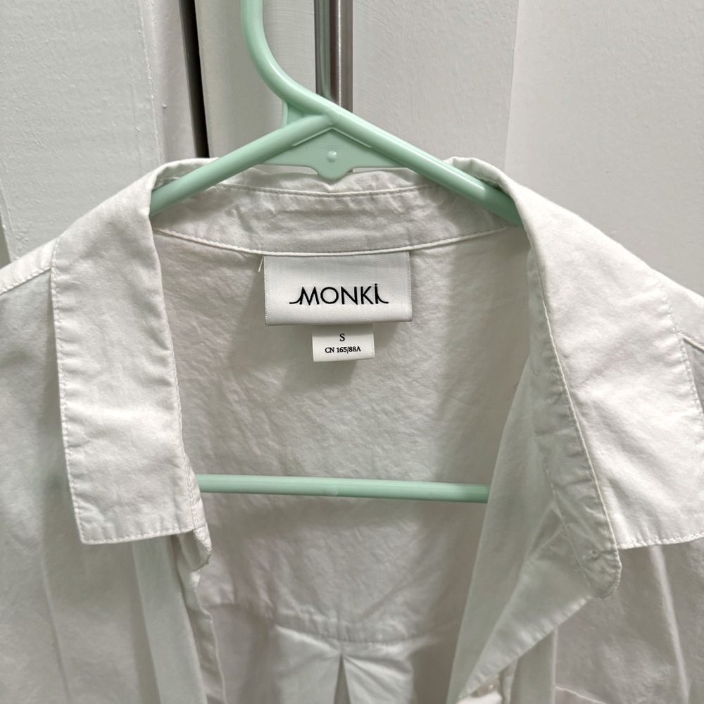 On-trend oversized white button down 🤍🤍